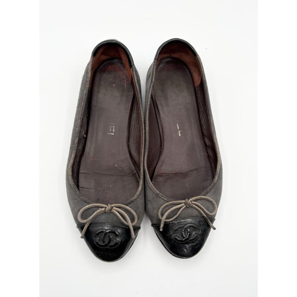 Chanel Ballet Flats Gray Suede w/ Patent Leather Cap Toe CC Logo Sz EU 36C